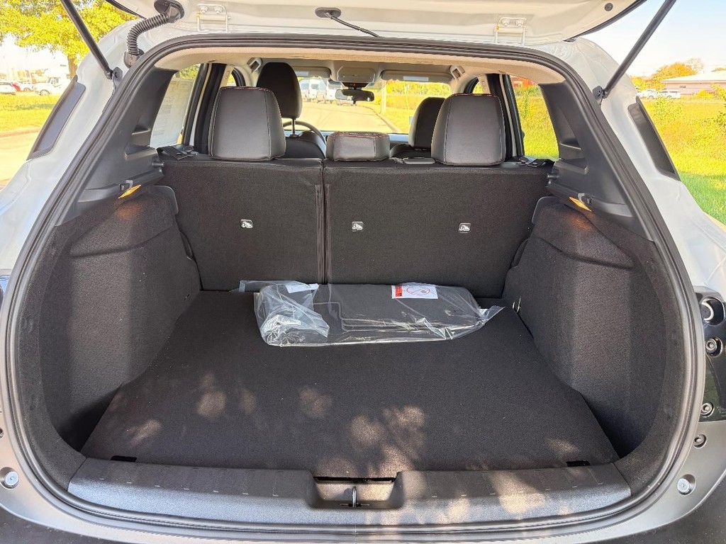 Nissan Kicks Vehicle Full-screen Gallery Image 20