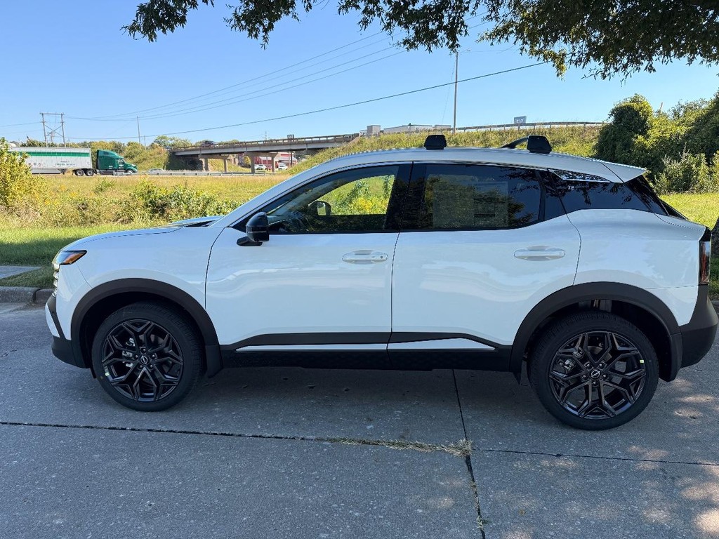 Nissan Kicks Vehicle Full-screen Gallery Image 24