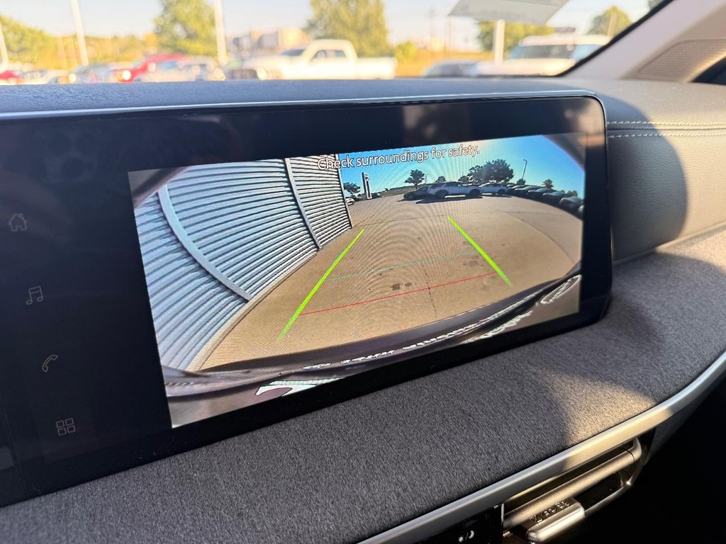 Nissan Kicks Vehicle Full-screen Gallery Image 02