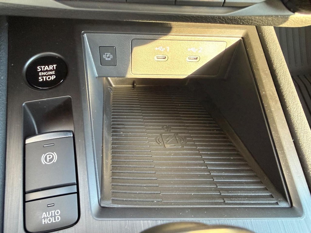 Nissan Kicks Vehicle Full-screen Gallery Image 03