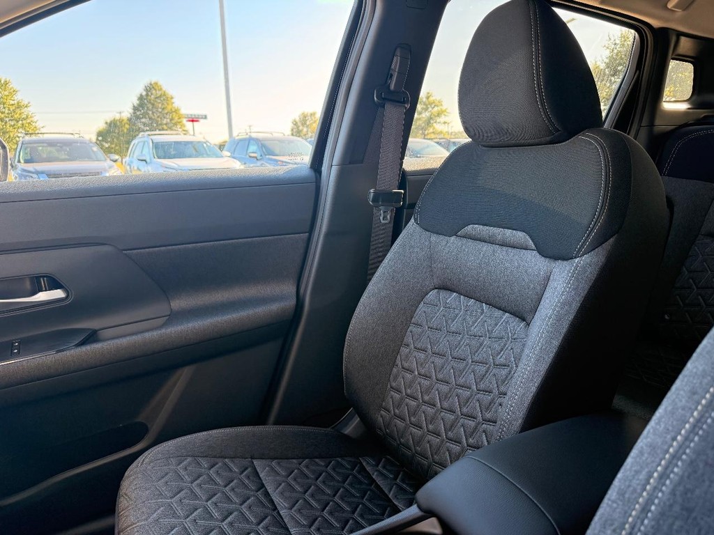 Nissan Kicks Vehicle Full-screen Gallery Image 06