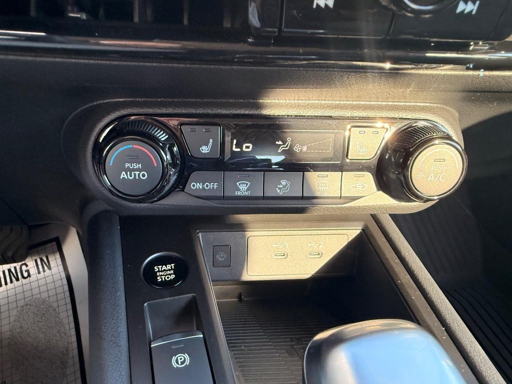 Nissan Kicks Vehicle Full-screen Gallery Image 08