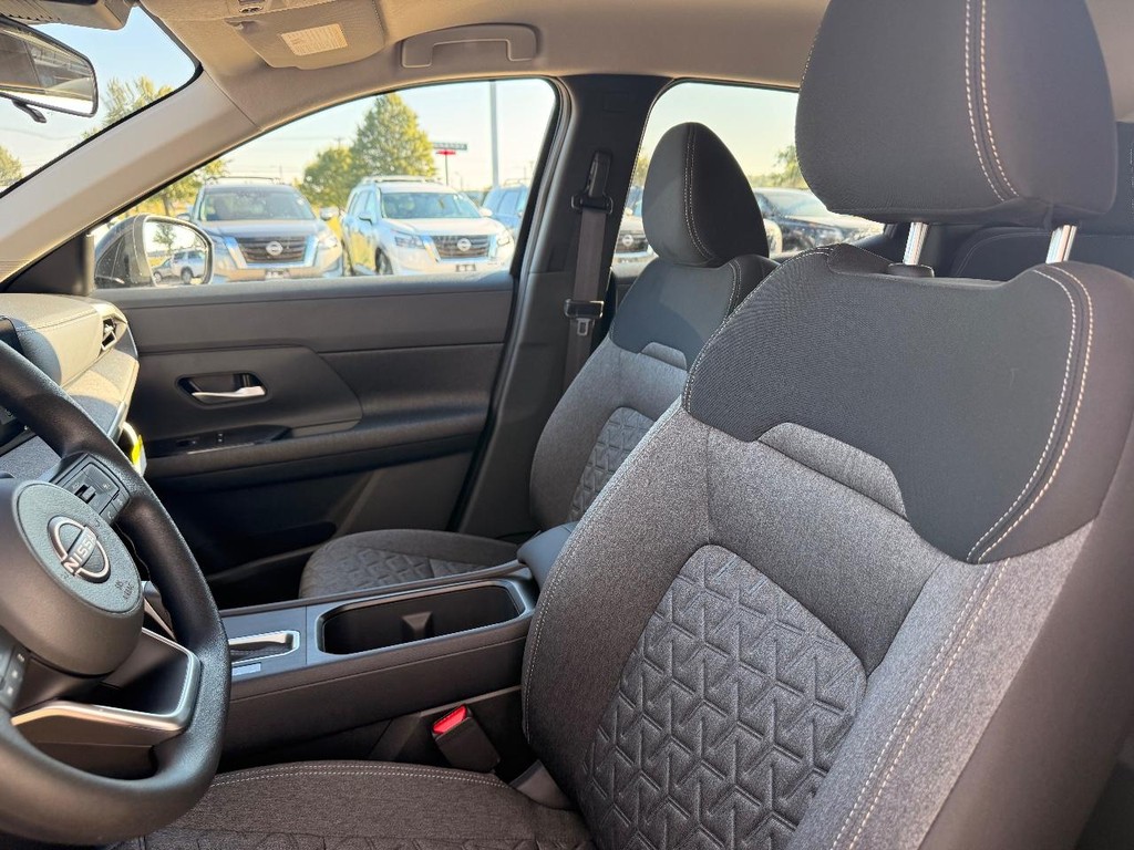 Nissan Kicks Vehicle Full-screen Gallery Image 12