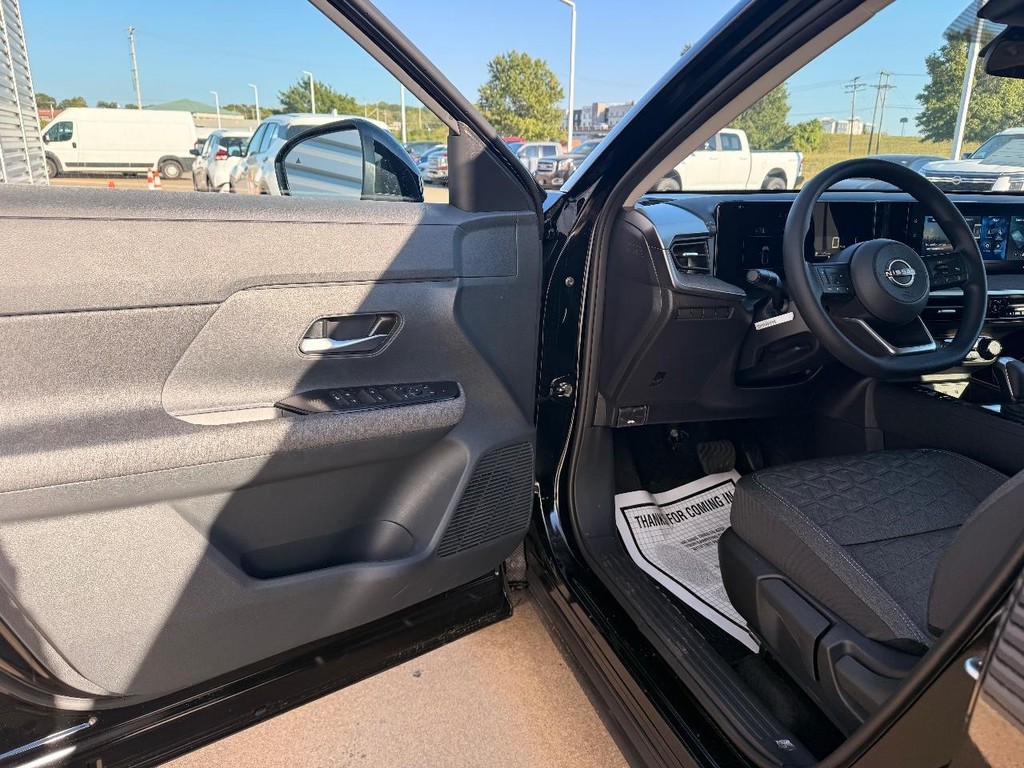 Nissan Kicks Vehicle Full-screen Gallery Image 13