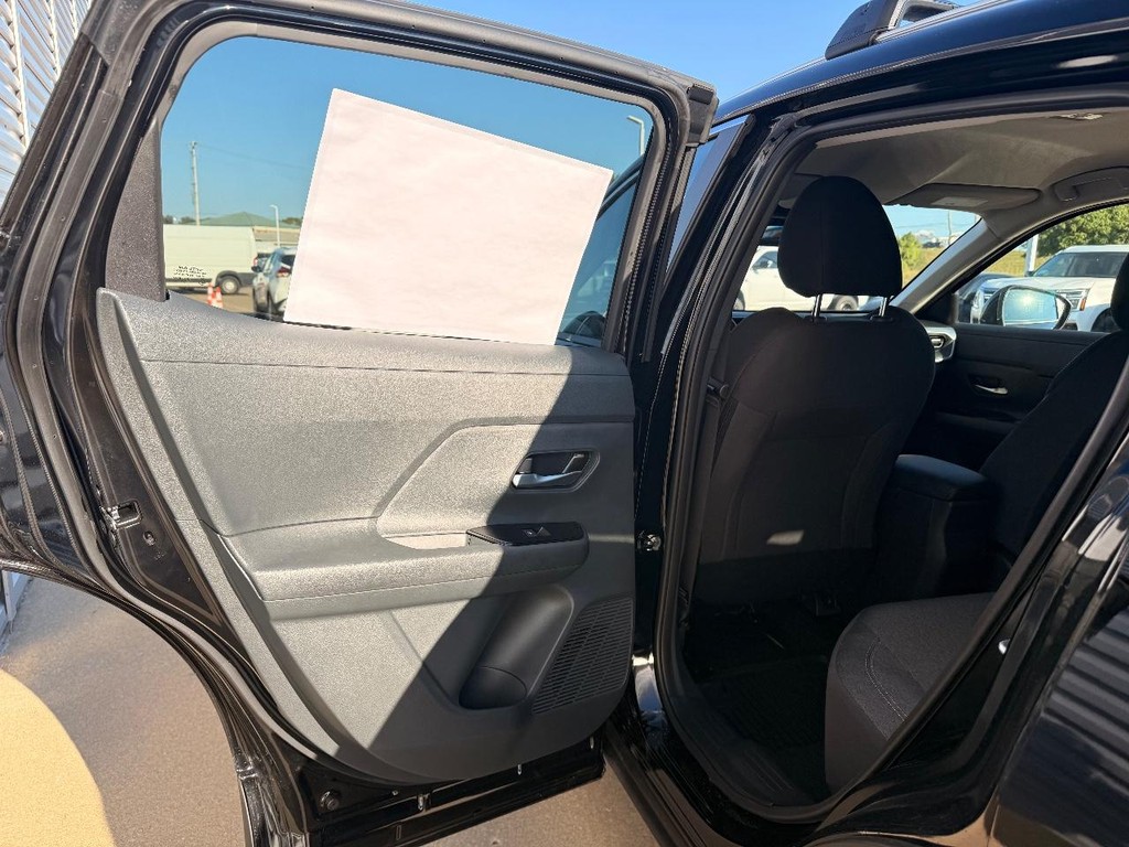 Nissan Kicks Vehicle Full-screen Gallery Image 14