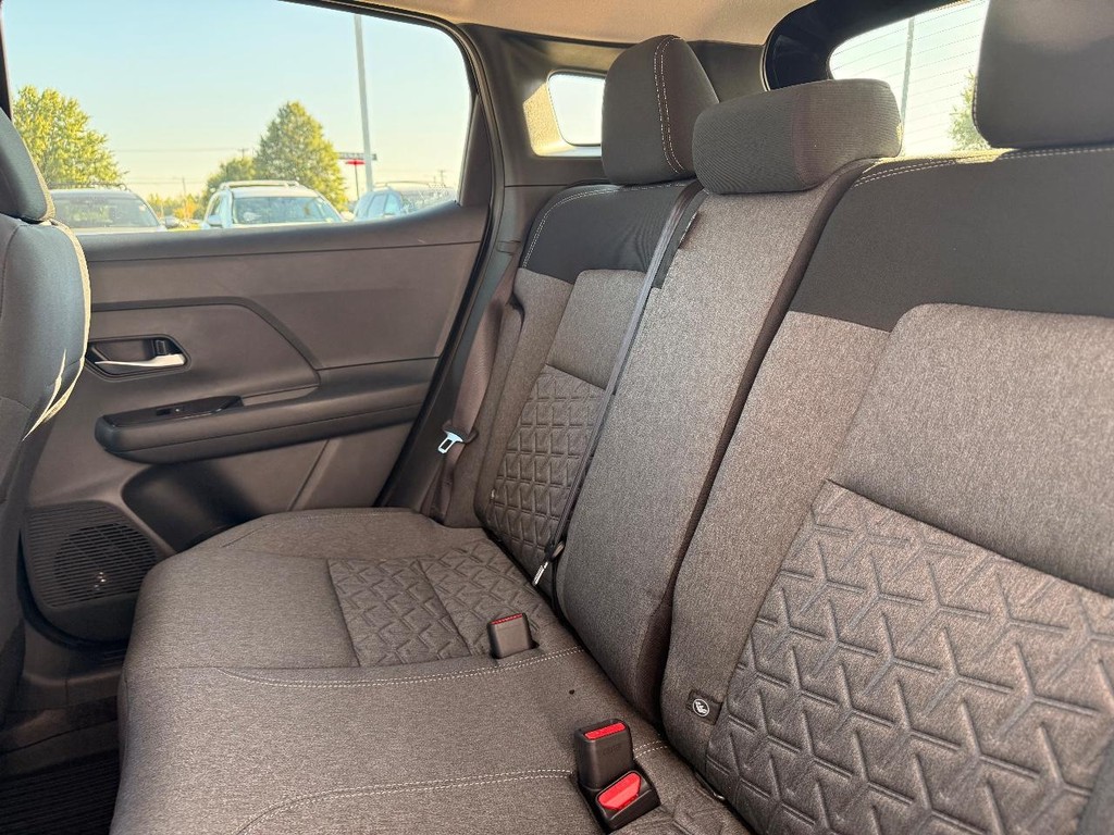 Nissan Kicks Vehicle Full-screen Gallery Image 15