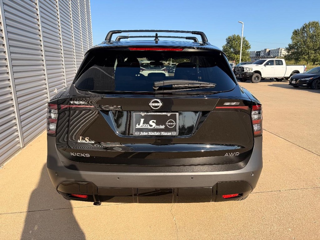 Nissan Kicks Vehicle Full-screen Gallery Image 16