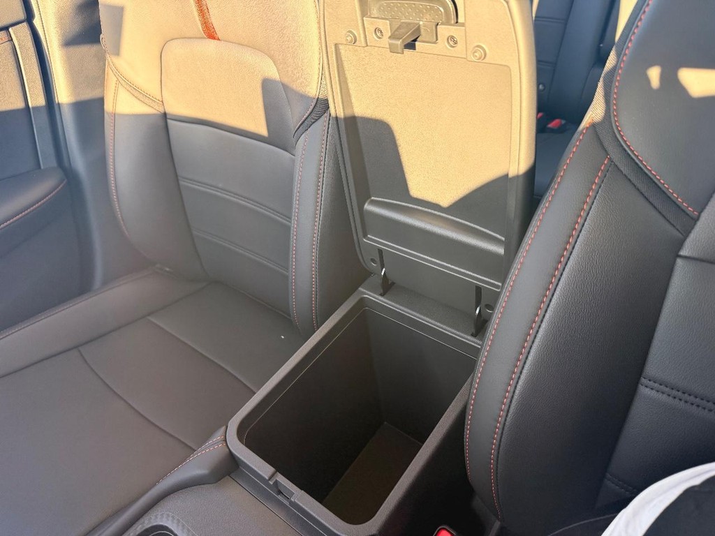 Nissan Sentra Vehicle Full-screen Gallery Image 05