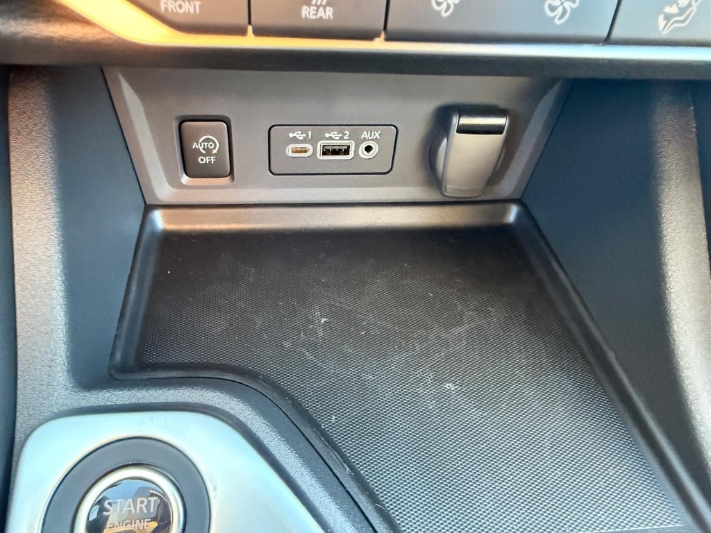 Nissan Sentra Vehicle Full-screen Gallery Image 07