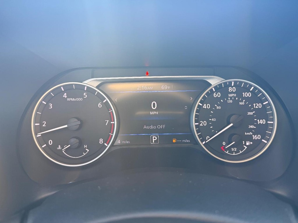 Nissan Sentra Vehicle Full-screen Gallery Image 09