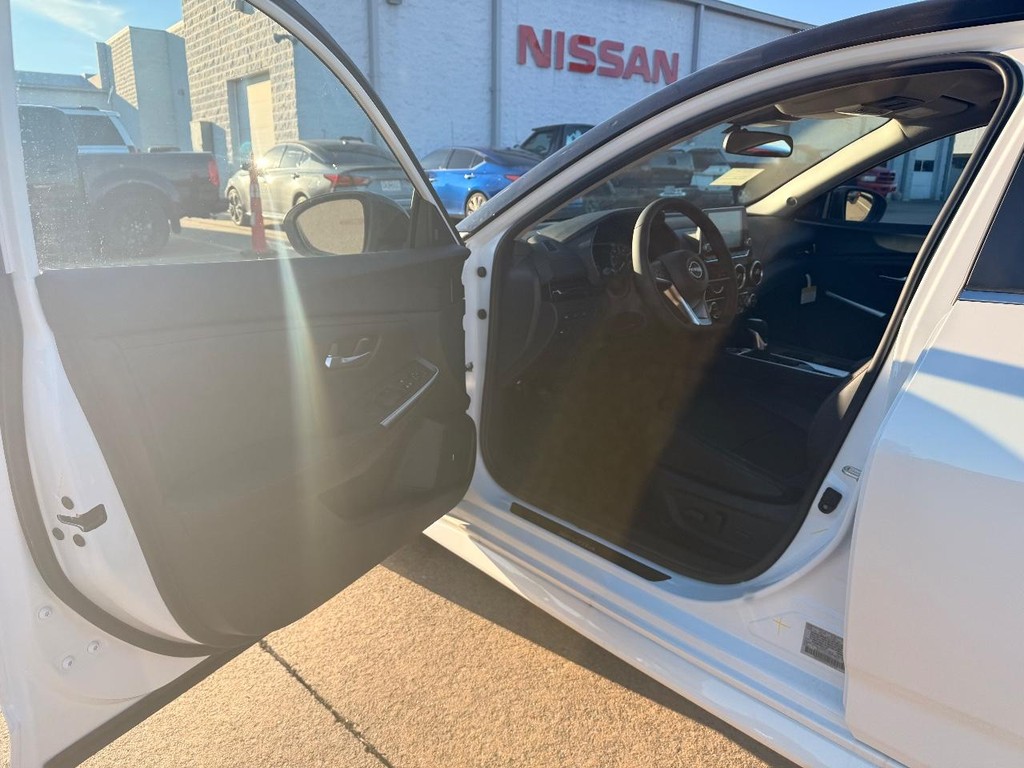 Nissan Sentra Vehicle Full-screen Gallery Image 17