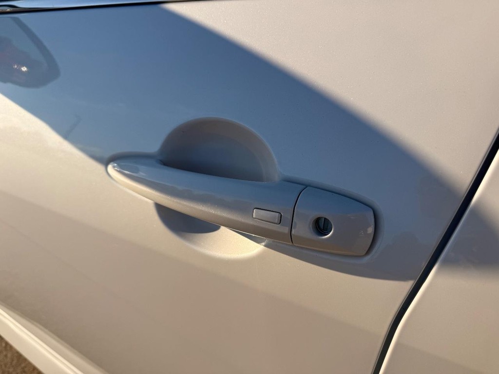 Nissan Sentra Vehicle Full-screen Gallery Image 18