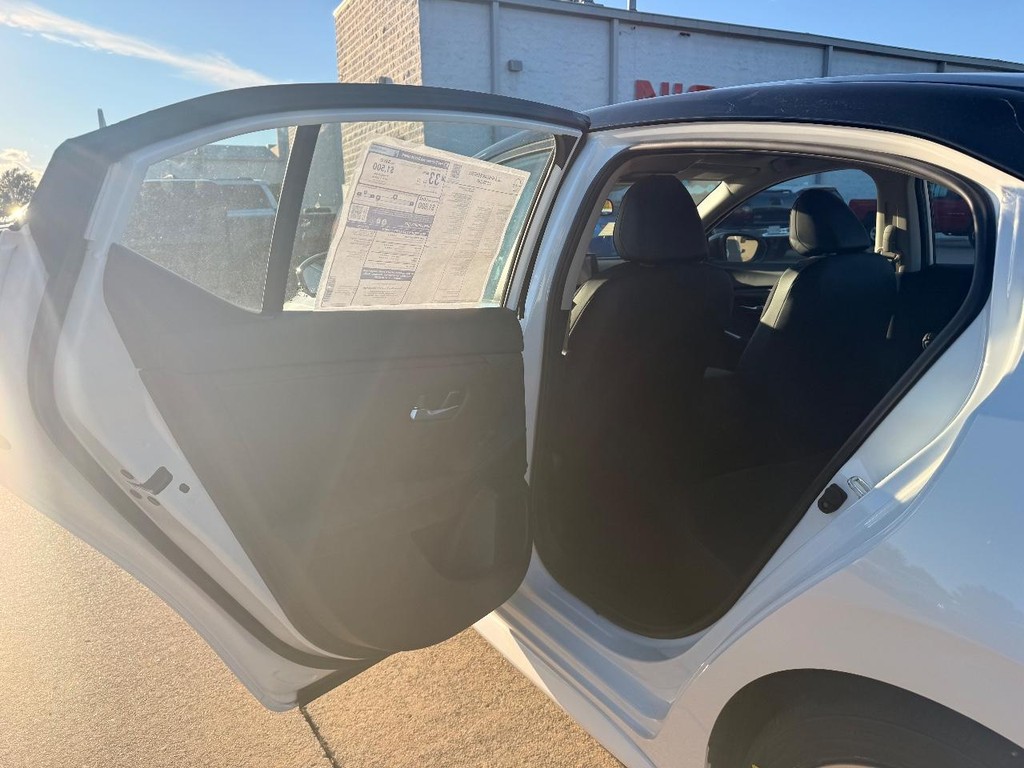 Nissan Sentra Vehicle Full-screen Gallery Image 19