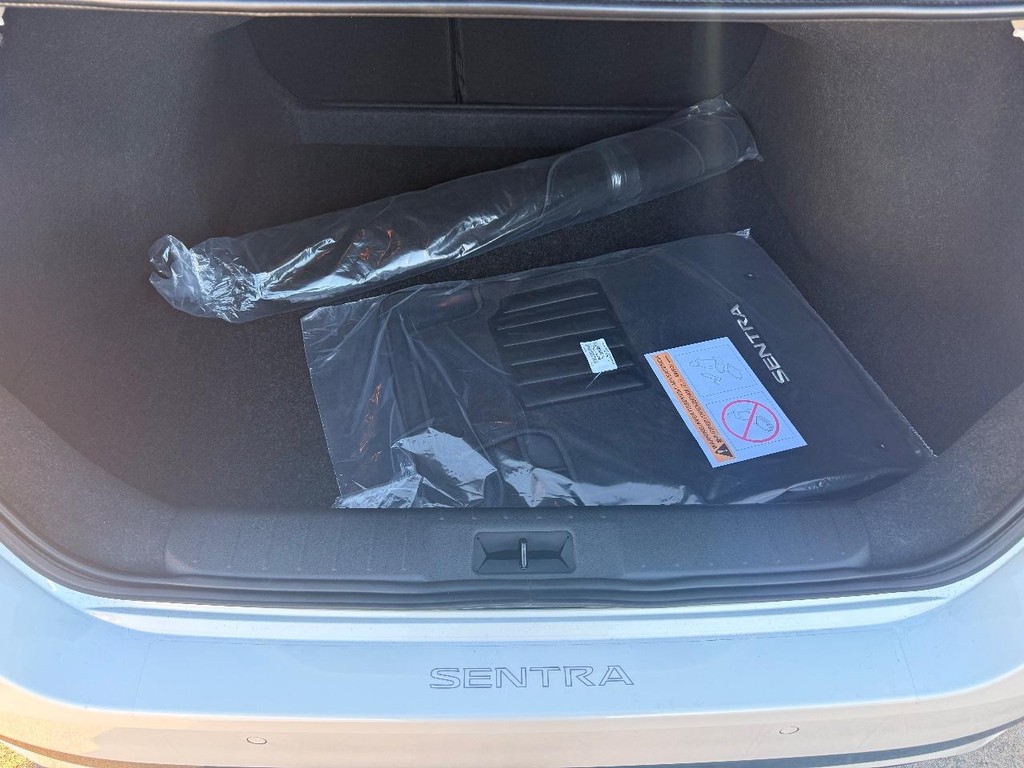 Nissan Sentra Vehicle Full-screen Gallery Image 24