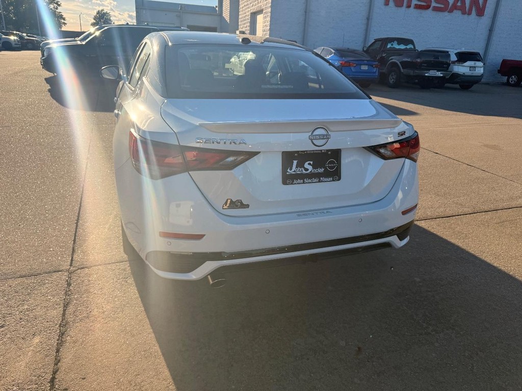 Nissan Sentra Vehicle Full-screen Gallery Image 25