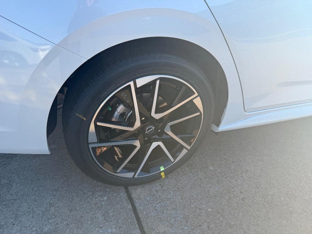 Nissan Sentra Vehicle Full-screen Gallery Image 26