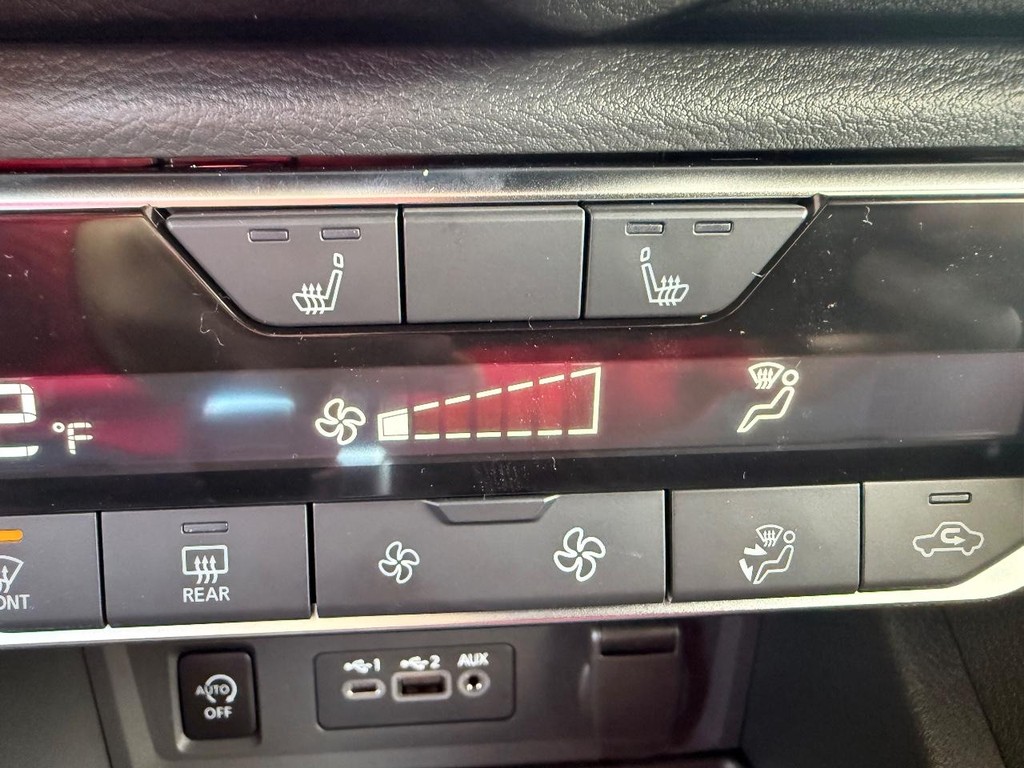 Nissan Sentra Vehicle Full-screen Gallery Image 03