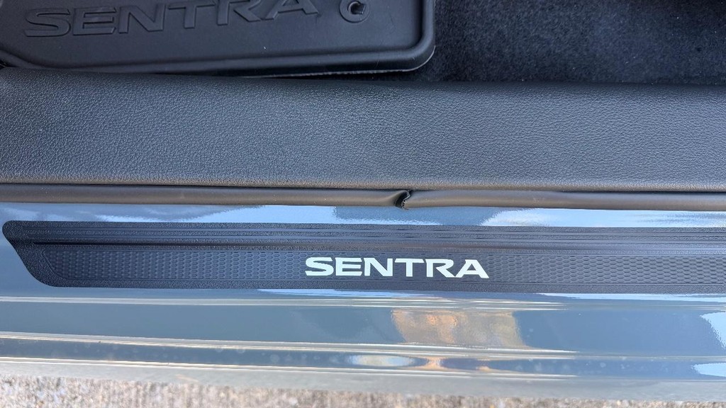 Nissan Sentra Vehicle Full-screen Gallery Image 05