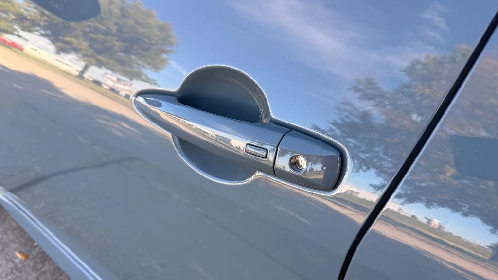 Nissan Sentra Vehicle Full-screen Gallery Image 06