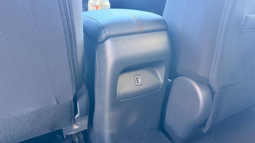 Nissan Sentra Vehicle Full-screen Gallery Image 08