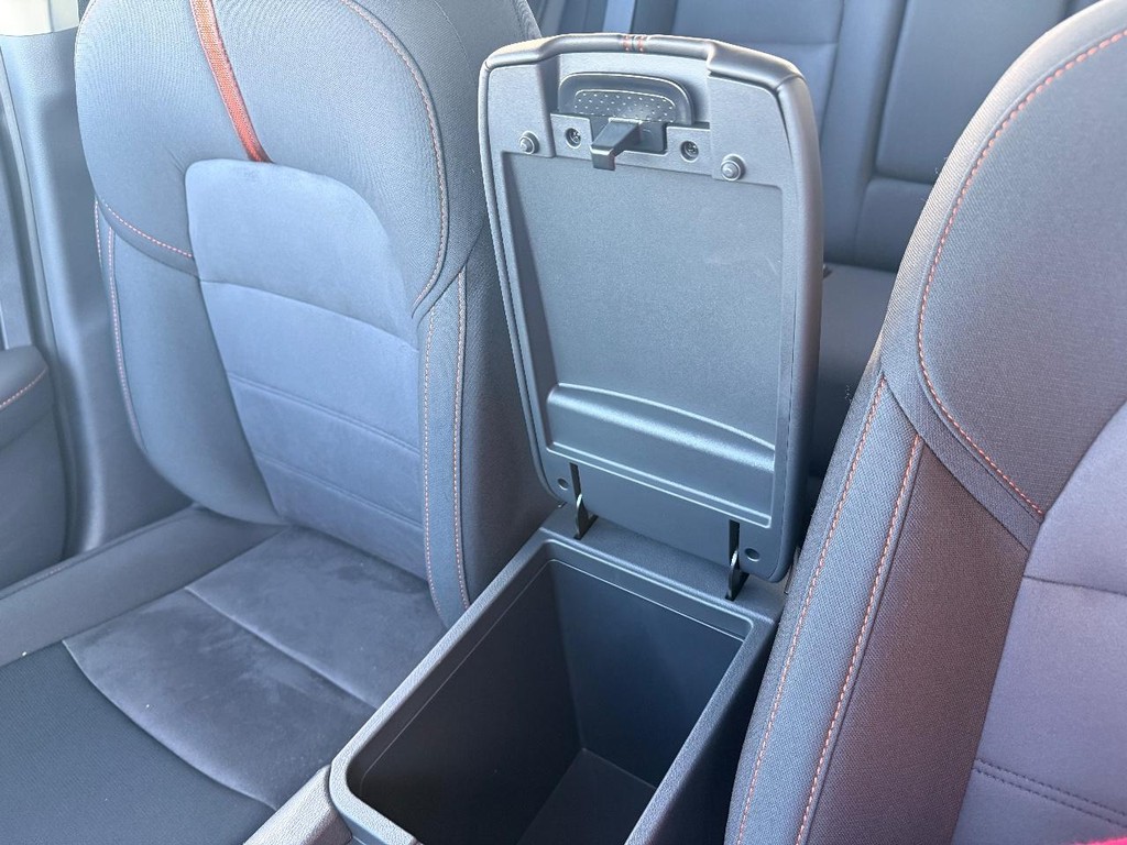 Nissan Sentra Vehicle Full-screen Gallery Image 09