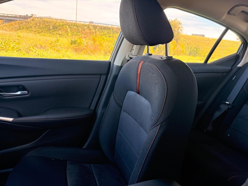 Nissan Sentra Vehicle Full-screen Gallery Image 10