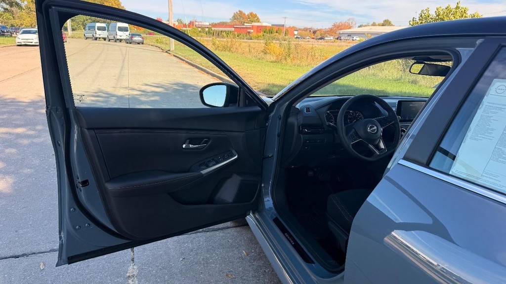 Nissan Sentra Vehicle Full-screen Gallery Image 20