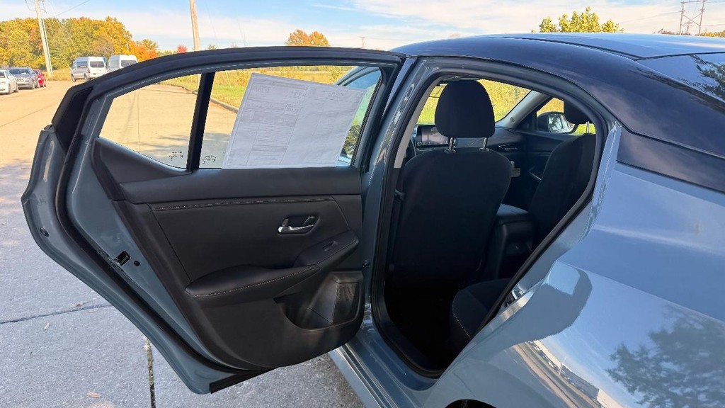 Nissan Sentra Vehicle Full-screen Gallery Image 21