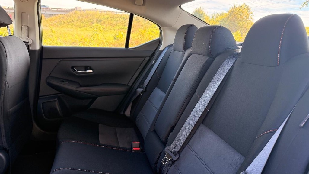 Nissan Sentra Vehicle Full-screen Gallery Image 22