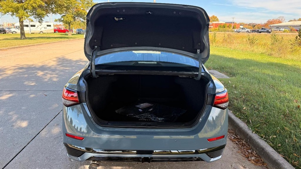 Nissan Sentra Vehicle Full-screen Gallery Image 23