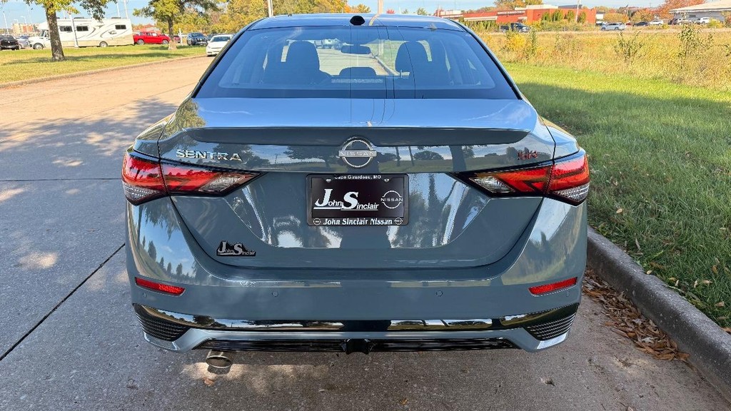 Nissan Sentra Vehicle Full-screen Gallery Image 24