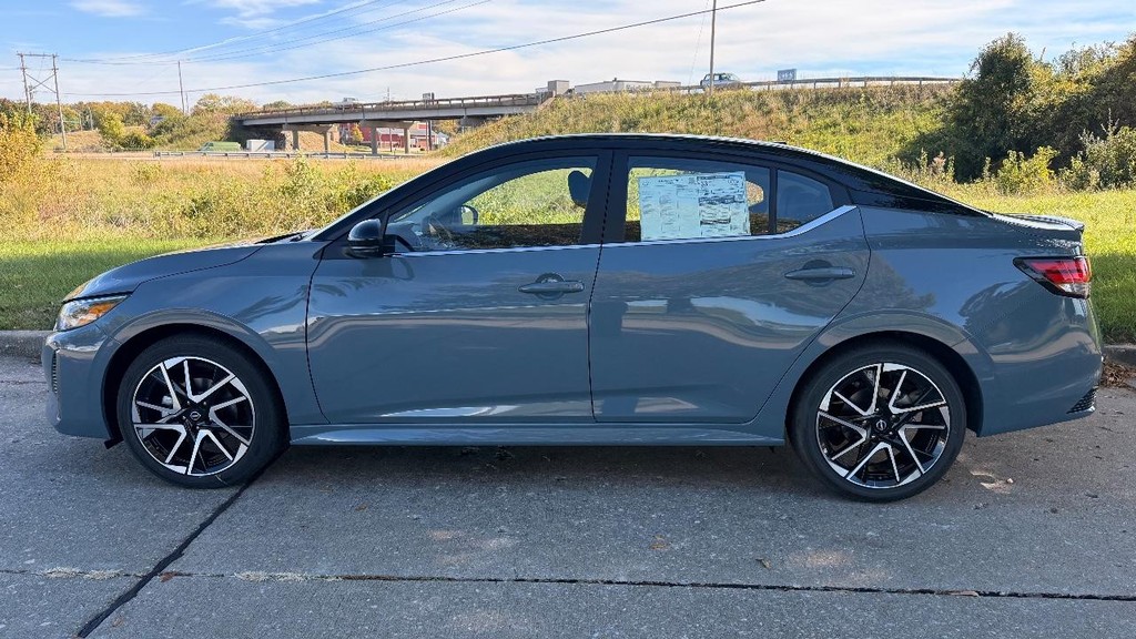 Nissan Sentra Vehicle Full-screen Gallery Image 27