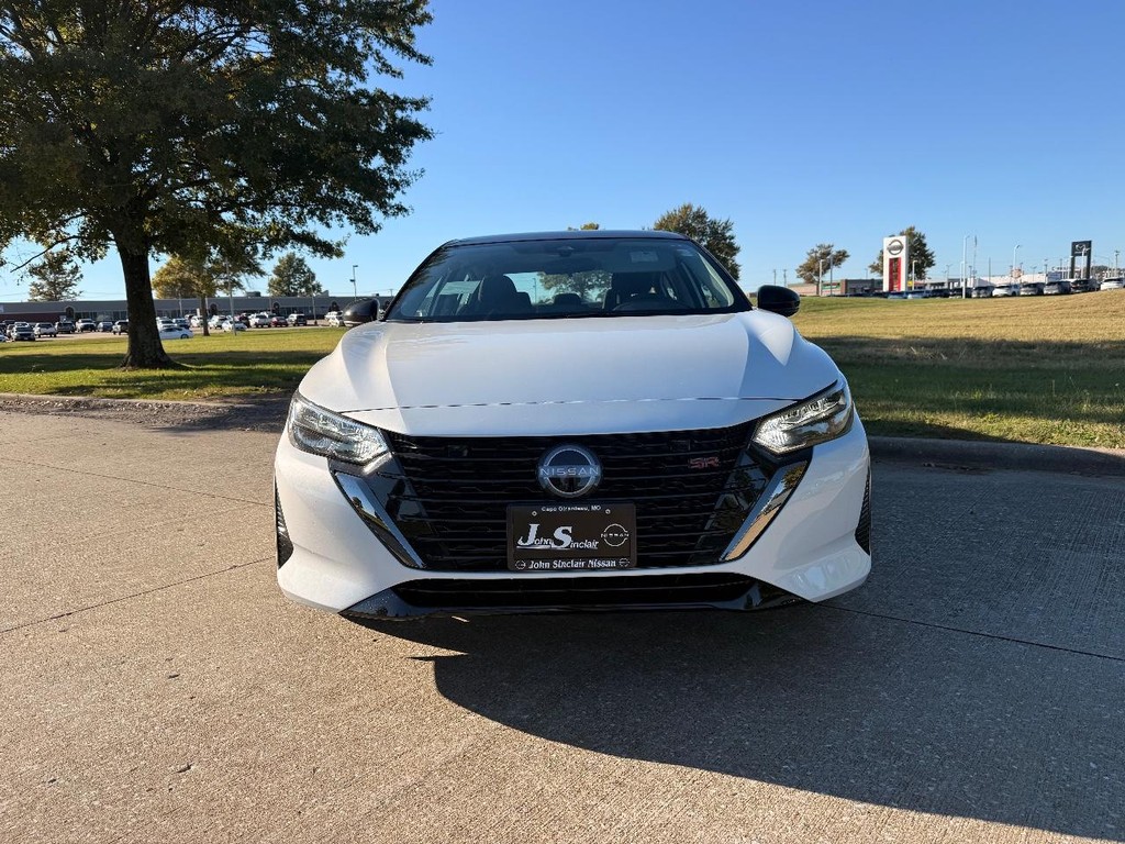 Nissan Sentra Vehicle Full-screen Gallery Image 02