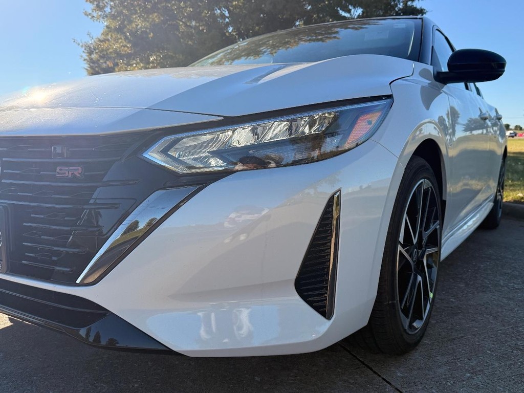 Nissan Sentra Vehicle Full-screen Gallery Image 04