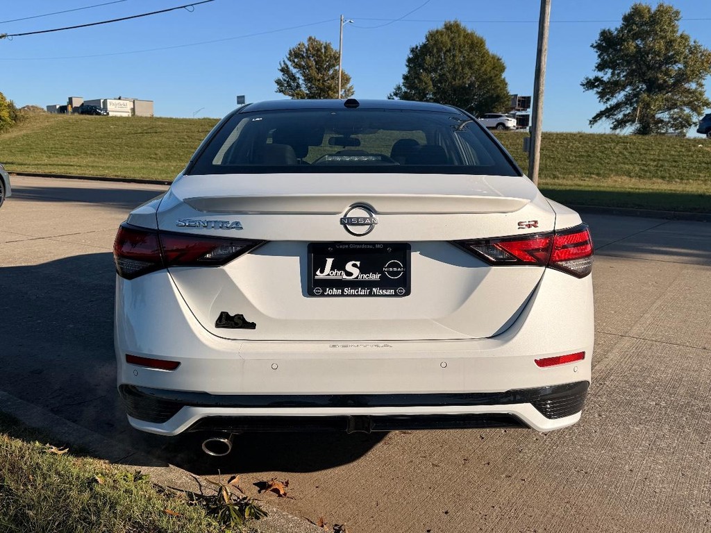 Nissan Sentra Vehicle Full-screen Gallery Image 05