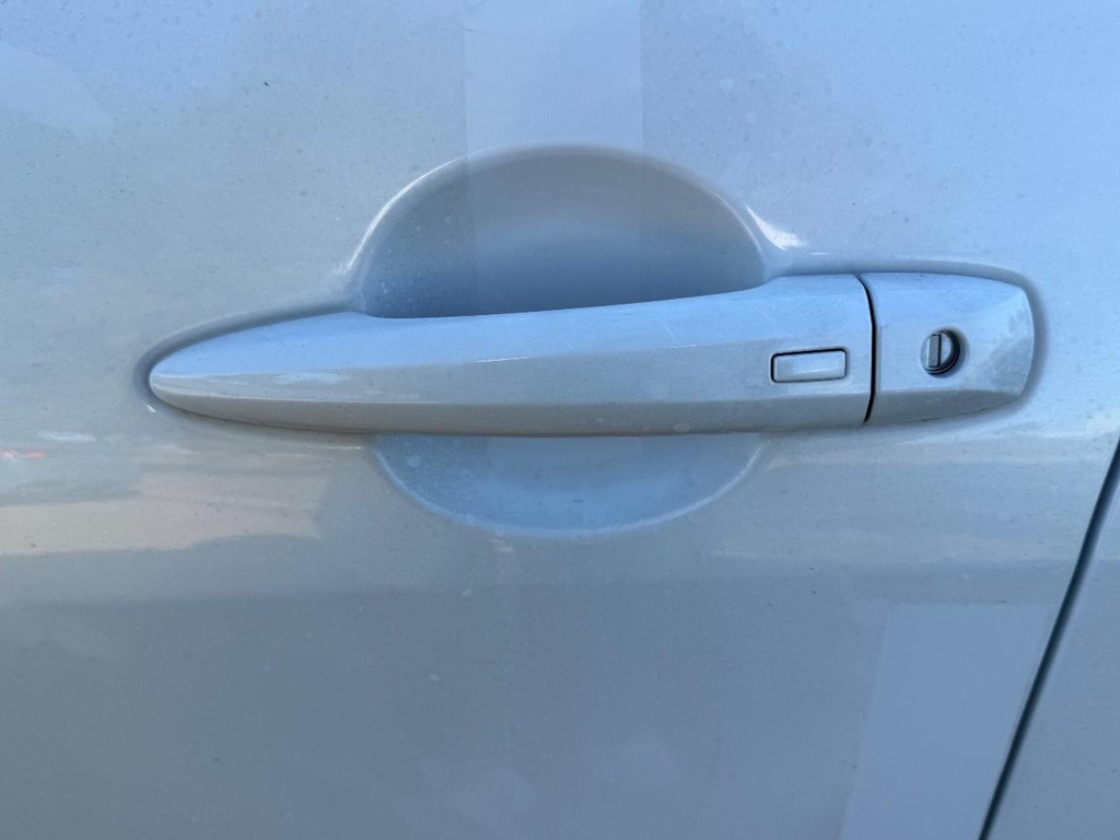 Nissan Sentra Vehicle Full-screen Gallery Image 06