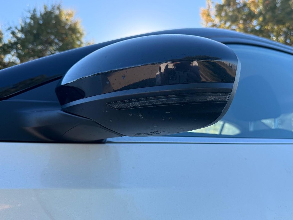 Nissan Sentra Vehicle Full-screen Gallery Image 07