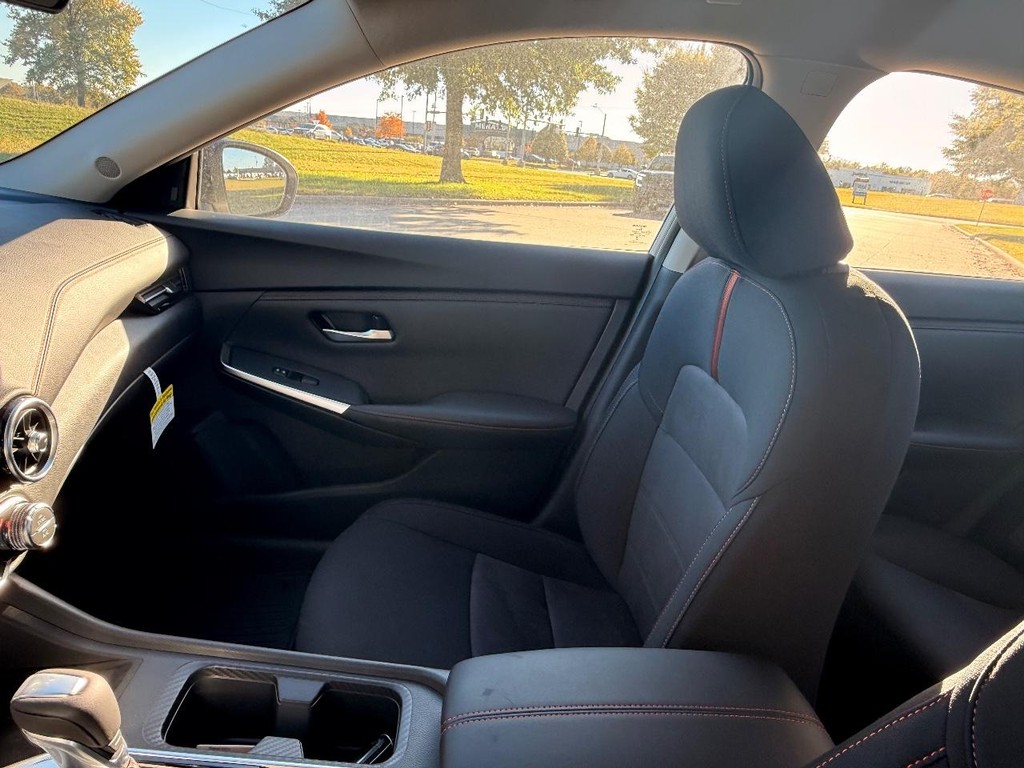 Nissan Sentra Vehicle Full-screen Gallery Image 08