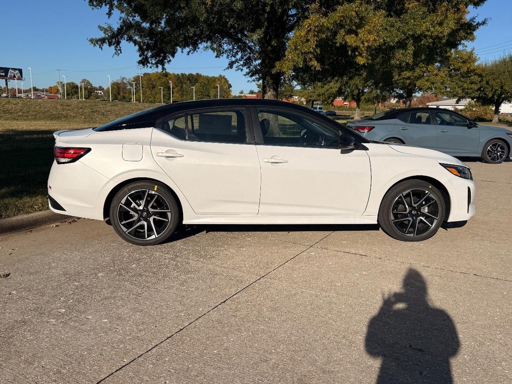 Nissan Sentra Vehicle Full-screen Gallery Image 09