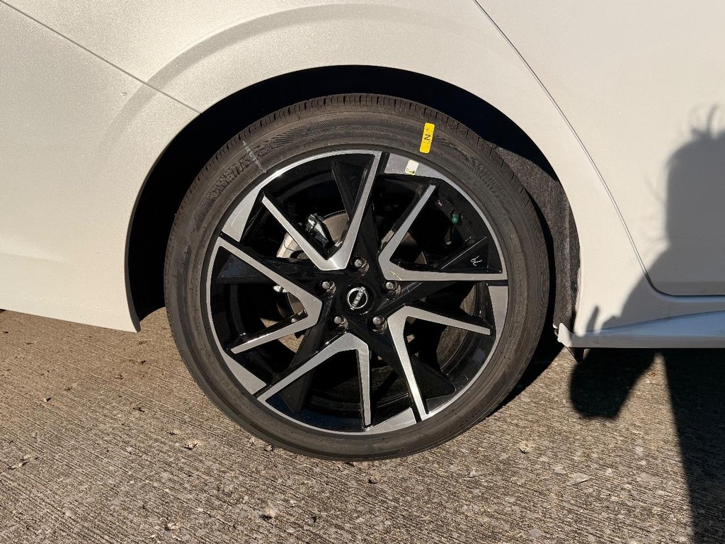 Nissan Sentra Vehicle Full-screen Gallery Image 10