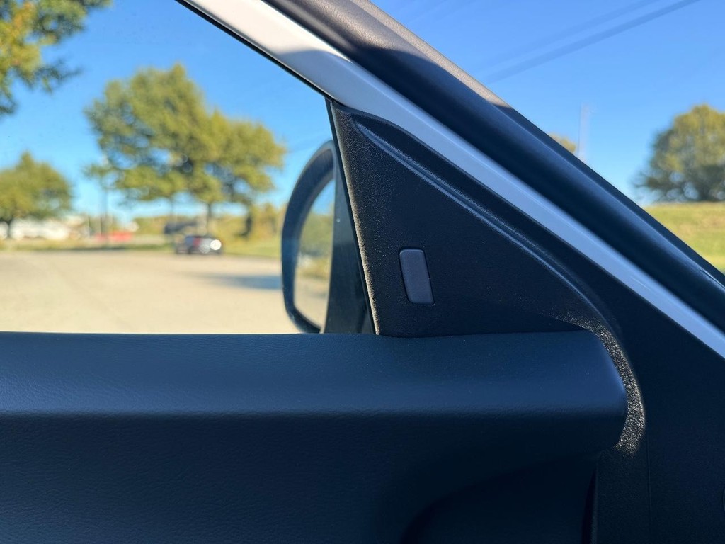 Nissan Sentra Vehicle Full-screen Gallery Image 17