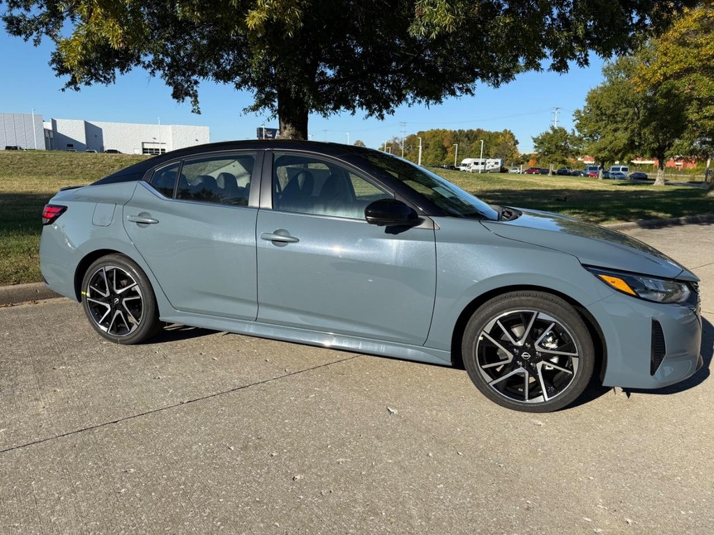 Nissan Sentra Vehicle Full-screen Gallery Image 03