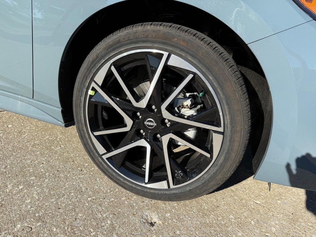 Nissan Sentra Vehicle Full-screen Gallery Image 04