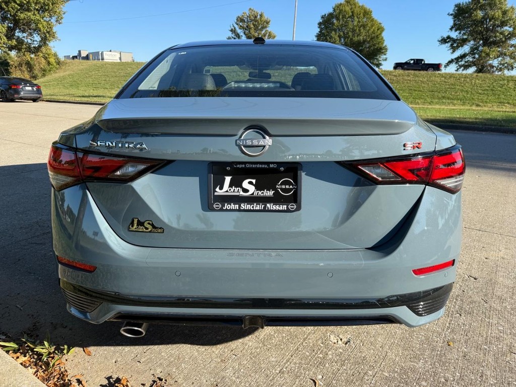 Nissan Sentra Vehicle Full-screen Gallery Image 05