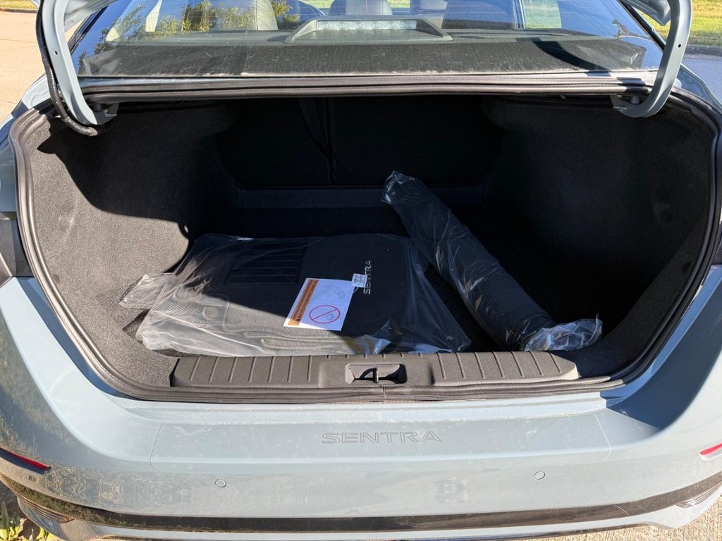 Nissan Sentra Vehicle Full-screen Gallery Image 06