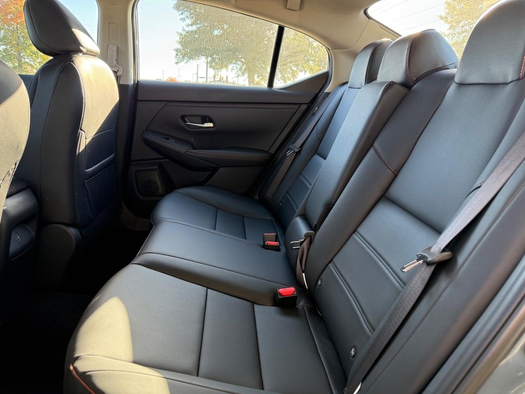 Nissan Sentra Vehicle Full-screen Gallery Image 07