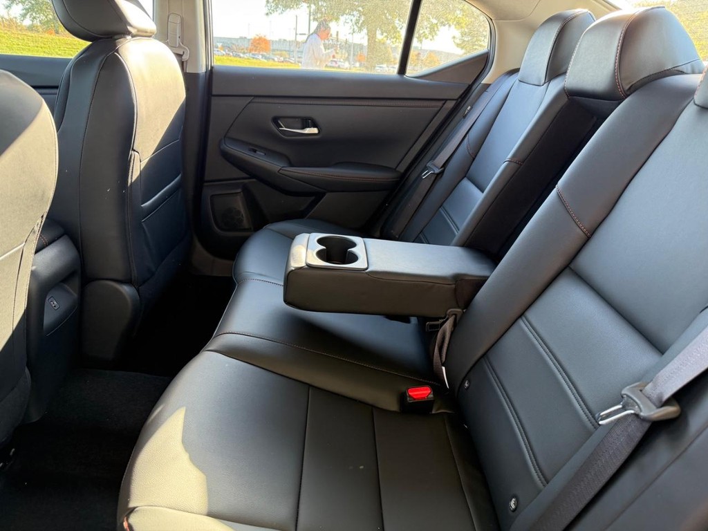 Nissan Sentra Vehicle Full-screen Gallery Image 08