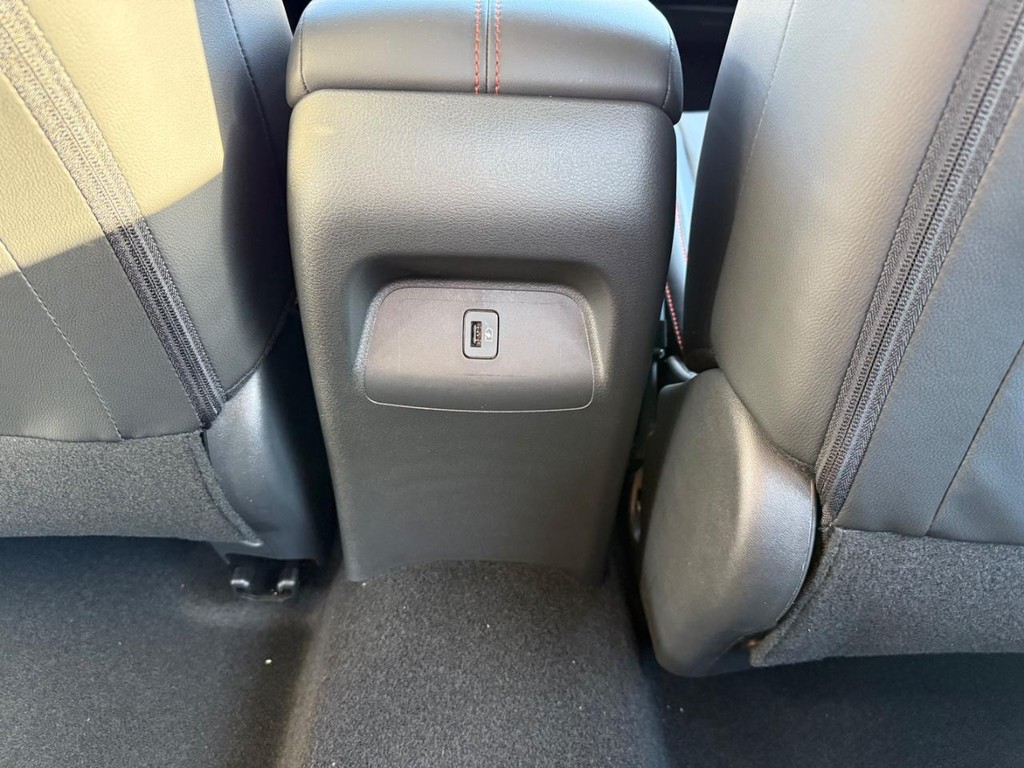 Nissan Sentra Vehicle Full-screen Gallery Image 09