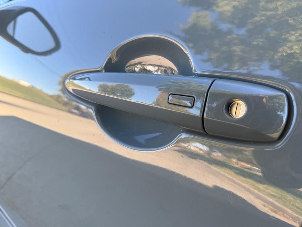 Nissan Sentra Vehicle Full-screen Gallery Image 10