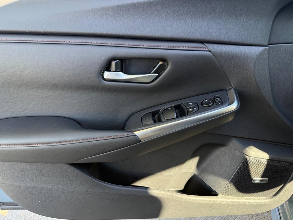 Nissan Sentra Vehicle Full-screen Gallery Image 11